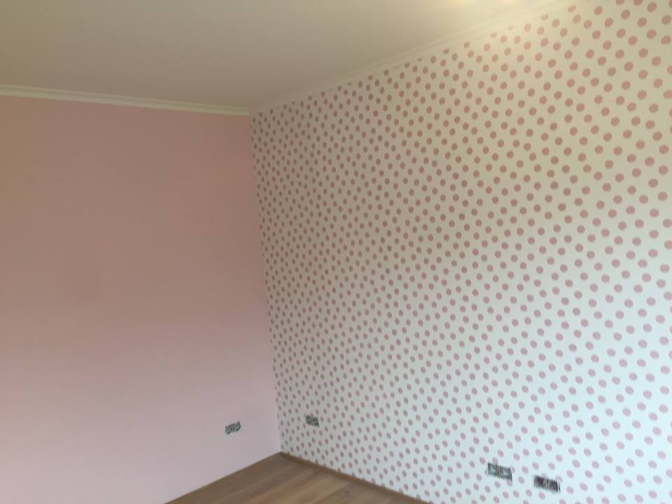 Roze kamer met zorgvuldig aangebrachte stippenwand