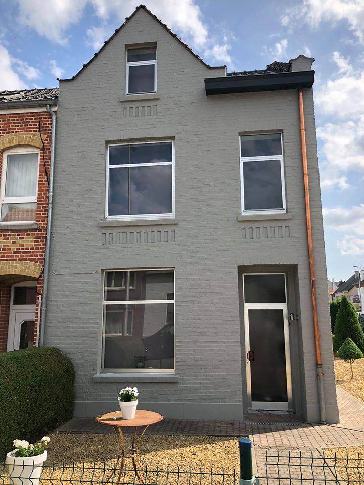 Strak afgewerkte grijze gevel van een rijwoning