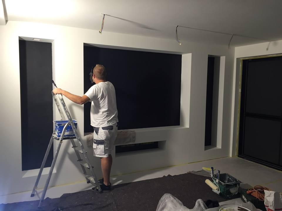 Leki Decor aan het werk aan een modern zwart-wit interieur