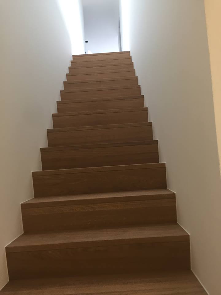 Strak afgewerkte trap en witte wanden