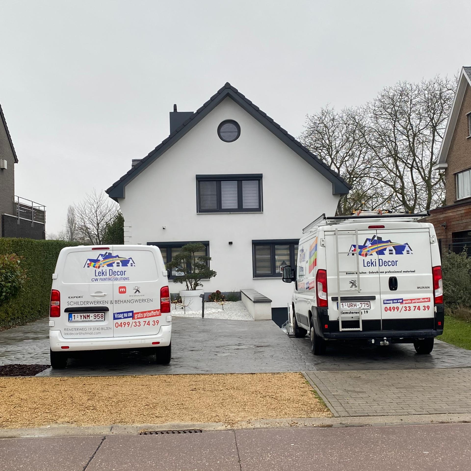 Woning na buitenschilderwerken met voertuigen van Leki Decor